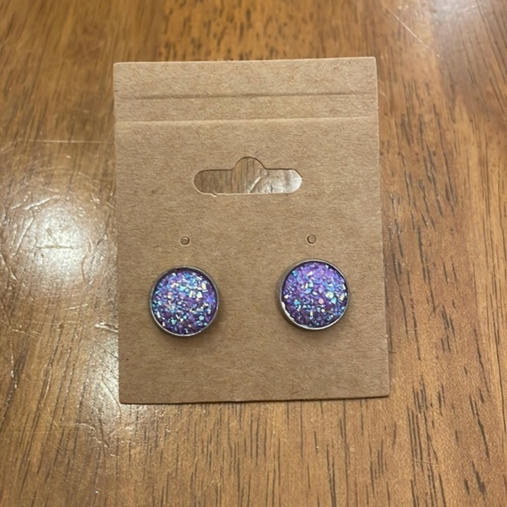 Pale purple 12 mm stud earrings - Picture 2 of 3